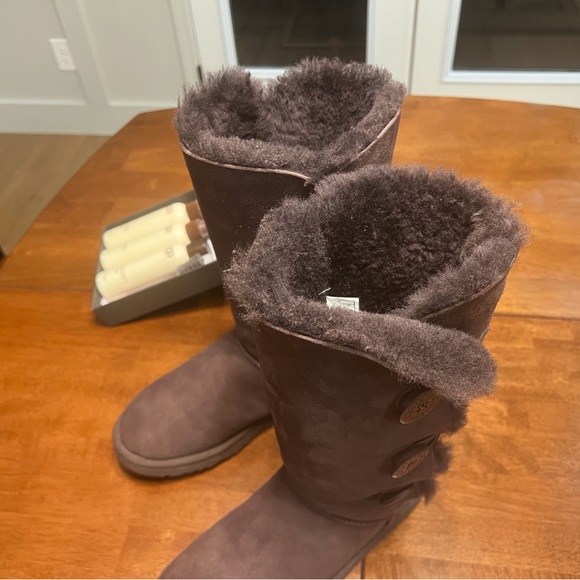Tall UGG button boots size 8 with cleaning kit - Picture 3 of 14